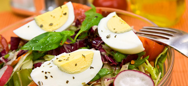 Eier im Salat - mehr Carotinoide verfügbar