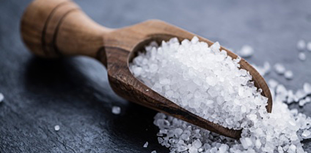 Finnische Forscher stellten eine klare Beziehung zwischen dem erhöhten Salzkonsum und dem Risiko für die Herzinsuffizienz fest.