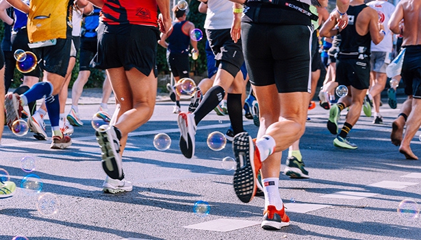 Defizite an Nährstoffen sind eine häufige Ursache für unzureichende Leistungen bei Ausdauersportlern. Die Einnahme von Nahrungsergänzungen kann typische Defizite gut kompensieren. Das gilt besonders bei Sportlern mit veganer oder vegetarischer Ernährung. 